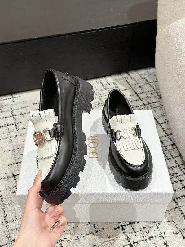 👟👟Ex-factory price 700👟👟 Dior 25/early spring new coin tassel thick-soled loafers made of black calf leather with white leather tassels to show a contrasting layering. The tassels are embellished with silver lucky star metal medals. They are very exquisite, comfortable and good-looking💯 and easy to match. Can be worn in spring, summer, autumn and winter! ✔️Upper: original imported open-edge beaded cowhide ✔️Inner lining: water-dyed cowhide ✔️Sole: original rubber foam outsole ✔️Size: 35-41 (40.41 customized, non-refundable)